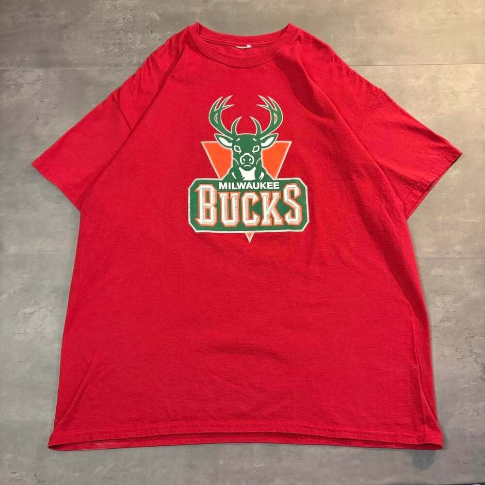 Milwaukee Bucks NBA Graphic T-Shirt Red